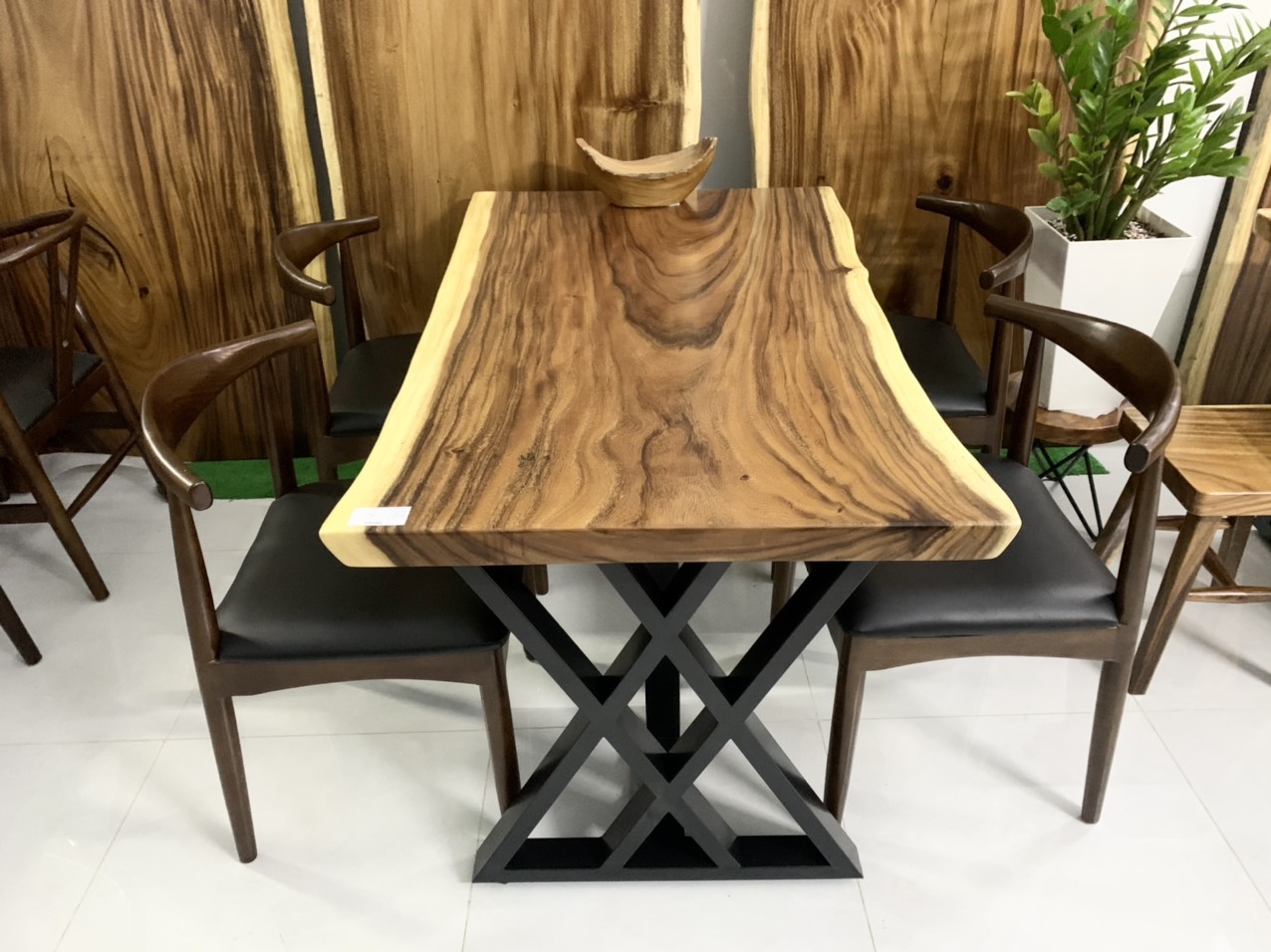 Bộ bàn ghế ăn gỗ nguyên khối của năm 2024 là sự kết hợp hoàn hảo giữa thiết kế hiện đại và đế chắc chắn. Các mẫu bàn ghế được thiết kế tinh tế, có độ hoàn thiện cao. Sản phẩm này không chỉ đáp ứng nhu cầu sử dụng mà còn mang lại cảm giác ấm cúng, gia đình vui vẻ trong mỗi bữa ăn.