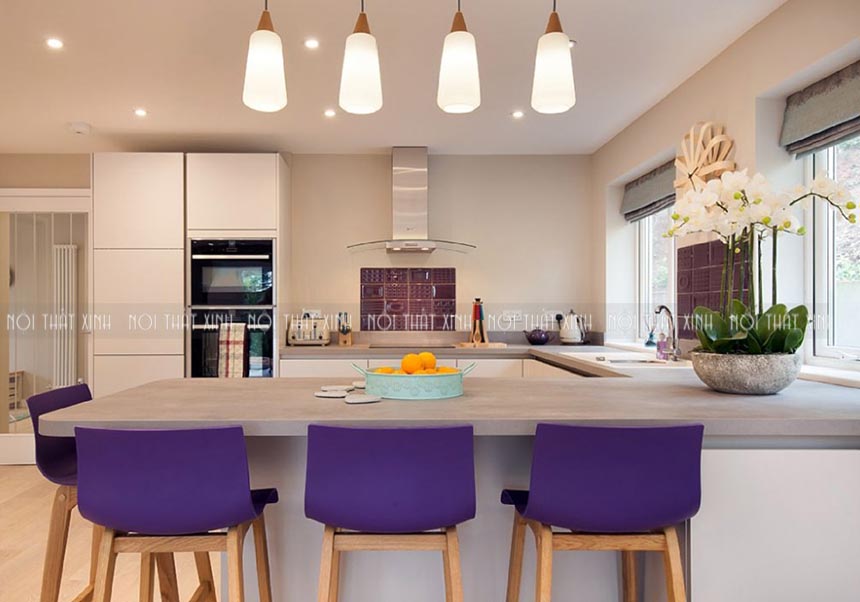 Xu hướng thiết kế không gian bếp với gam màu tím 